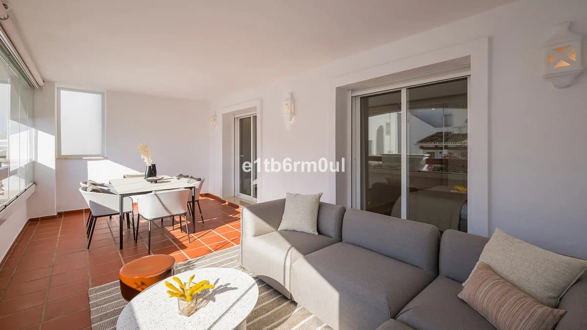 2 Bedroom Middle Floor Apartment for Sale in Nueva Andalucía, Málaga - Image 5