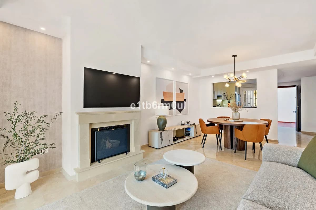 2 Bedroom Middle Floor Apartment for Sale in Nueva Andalucía, Málaga - Image 6