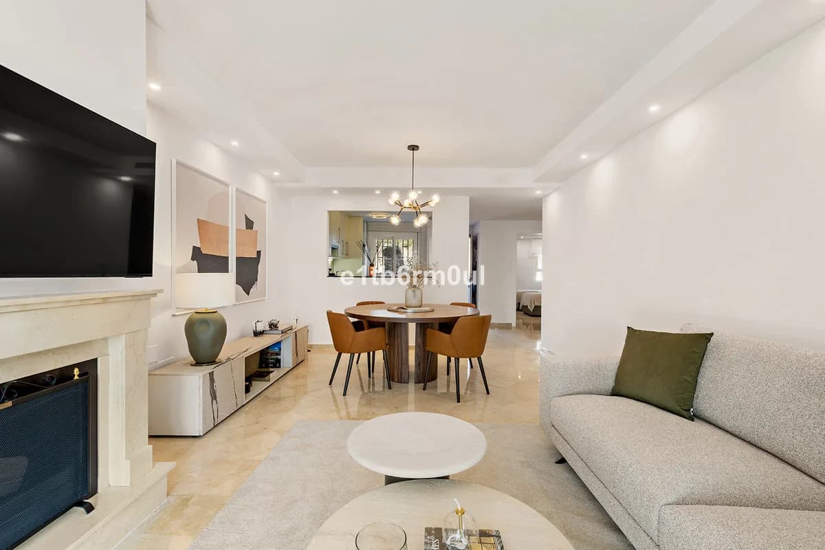 2 Bedroom Middle Floor Apartment for Sale in Nueva Andalucía, Málaga - Image 7