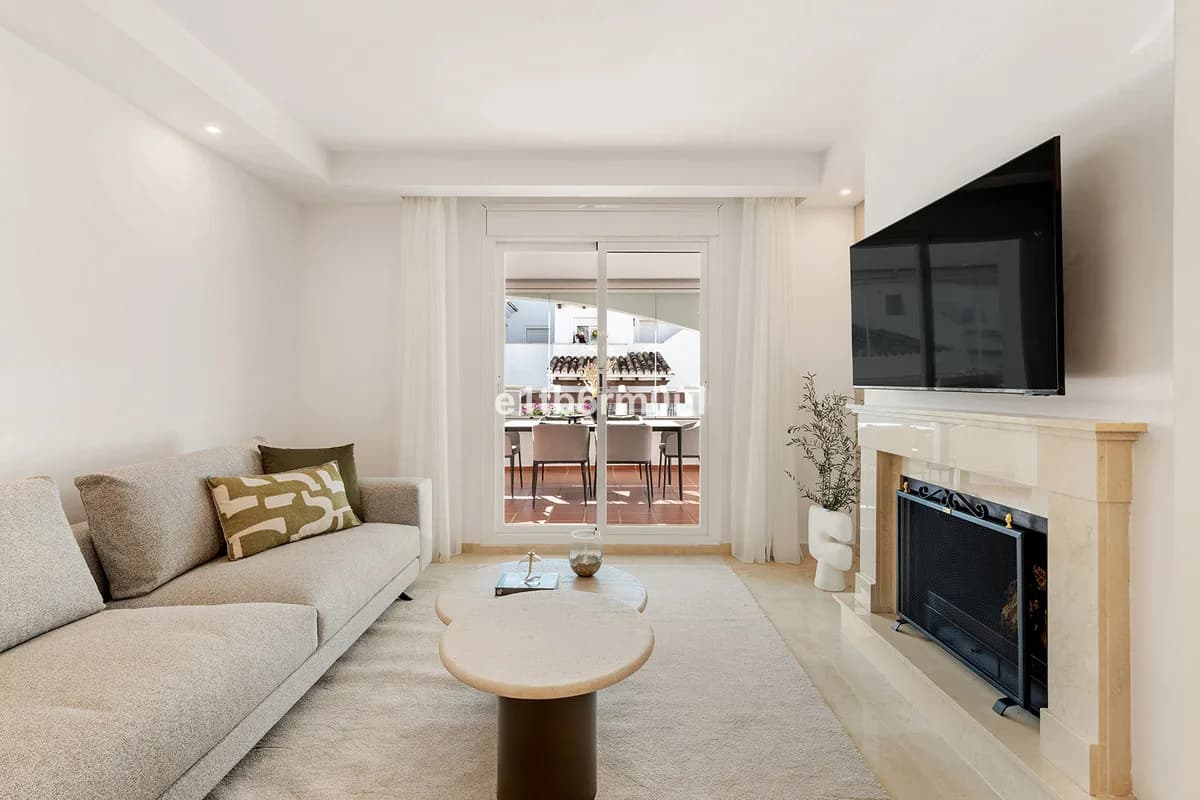 2 Bedroom Middle Floor Apartment for Sale in Nueva Andalucía, Málaga - Image 8