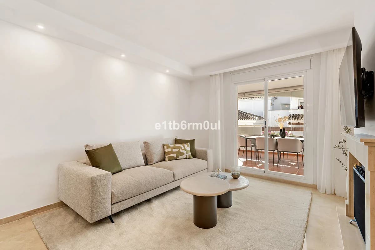 2 Bedroom Middle Floor Apartment for Sale in Nueva Andalucía, Málaga - Image 9