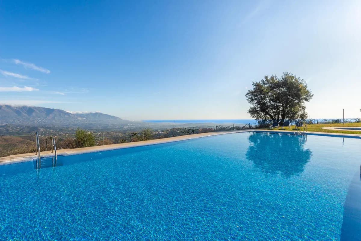 4 Bedroom Townhouse for Sale in La Mairena, Málaga - Image 4