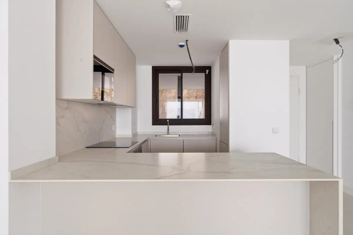 2 Bedroom Middle Floor Apartment for Sale in Fuengirola, Málaga - Image 4