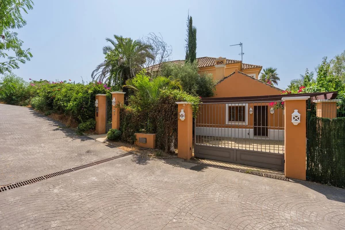 4 Bedroom Detached Villa for Sale in Estepona, Málaga - Image 3