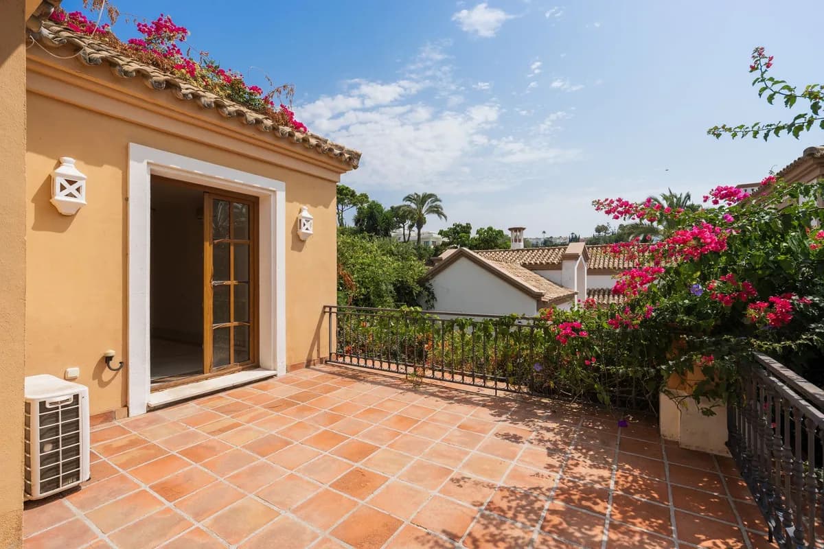 4 Bedroom Detached Villa for Sale in Estepona, Málaga - Image 8