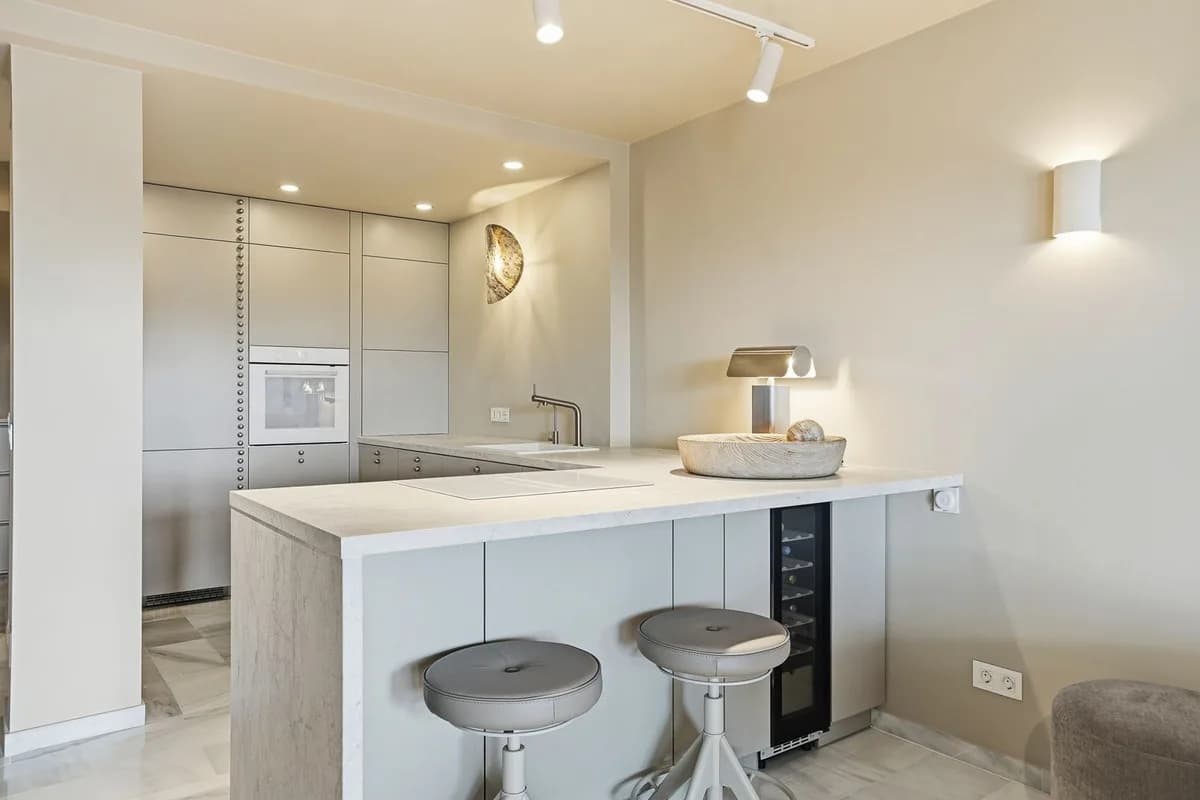 3 Bedroom Middle Floor Apartment for Sale in Calahonda, Málaga - Image 3