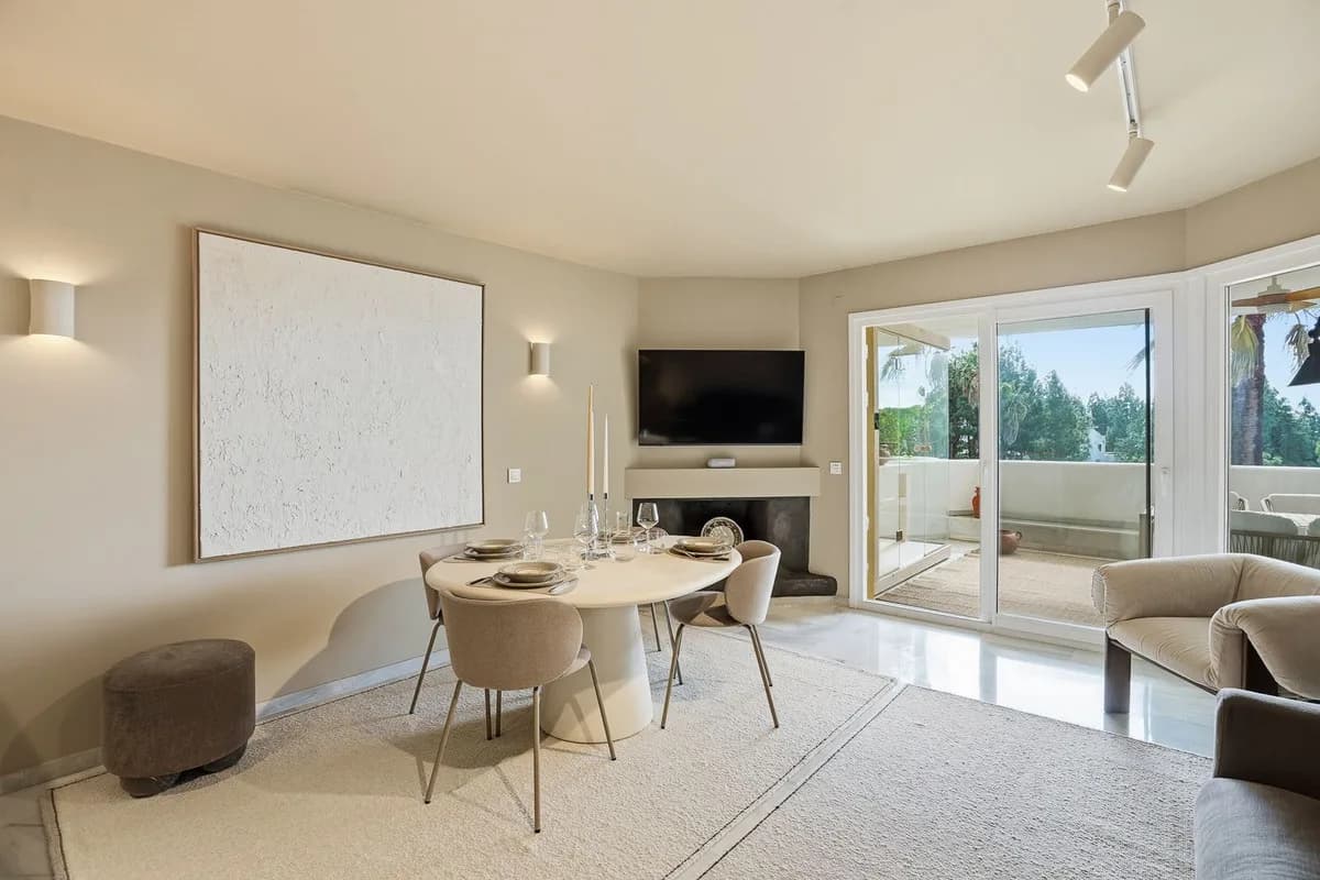 3 Bedroom Middle Floor Apartment for Sale in Calahonda, Málaga - Image 7