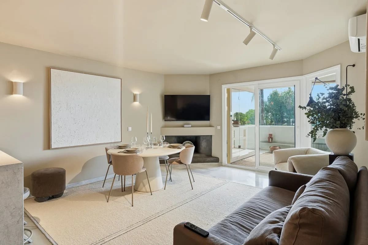 3 Bedroom Middle Floor Apartment for Sale in Calahonda, Málaga - Image 8