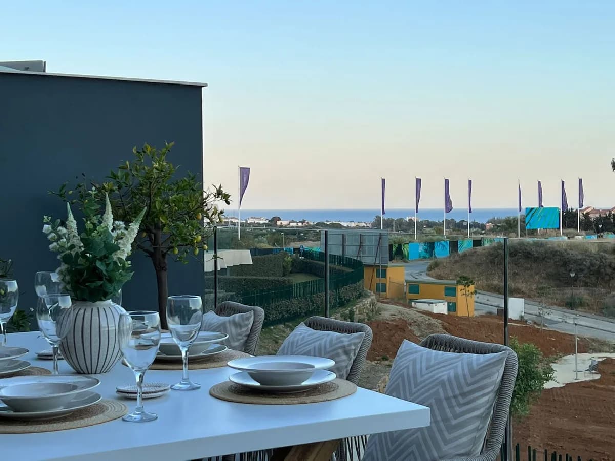 3 Bedroom Middle Floor Apartment for Sale in Selwo, Málaga - Image 3