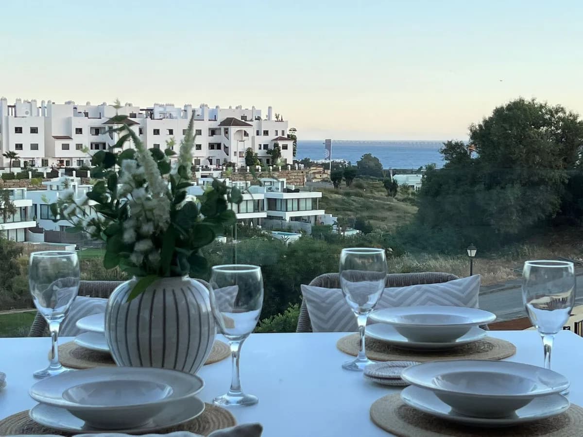 3 Bedroom Middle Floor Apartment for Sale in Selwo, Málaga - Image 7