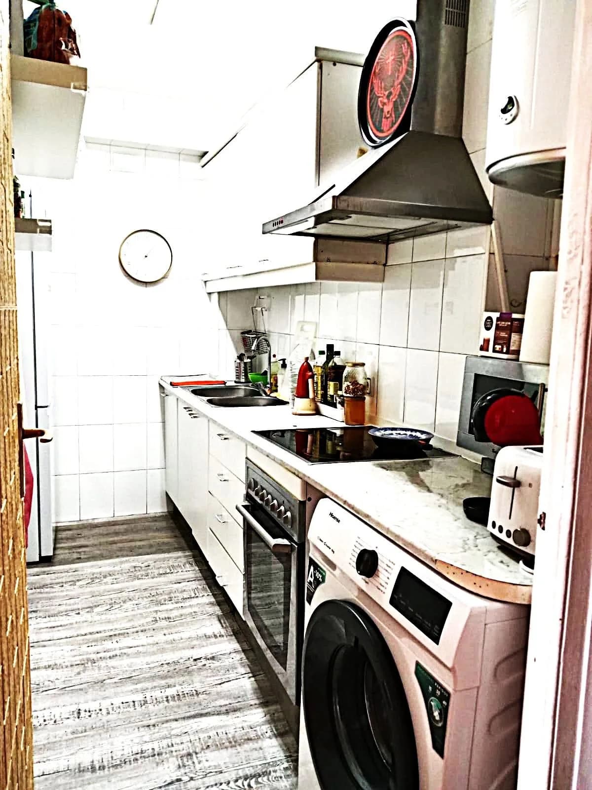 2 Bedroom Middle Floor Apartment for Sale in Marbella, Málaga - Image 3