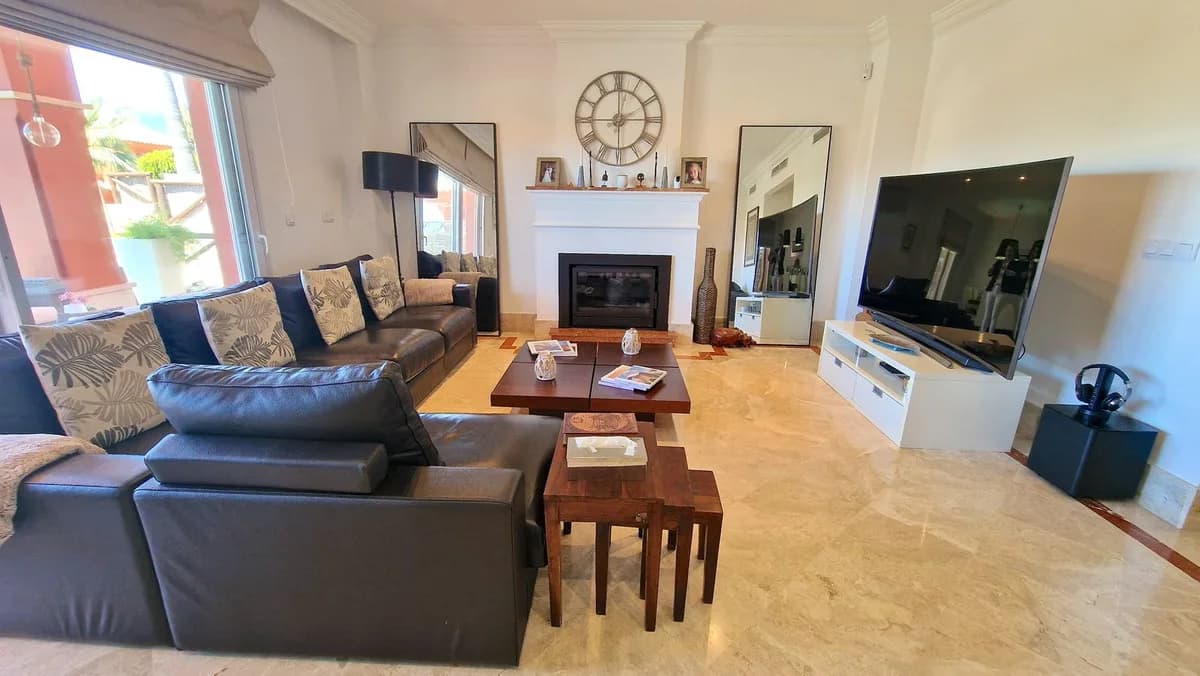 5 Bedroom Semi-Detached House for Sale in Santa Clara, Málaga - Image 4