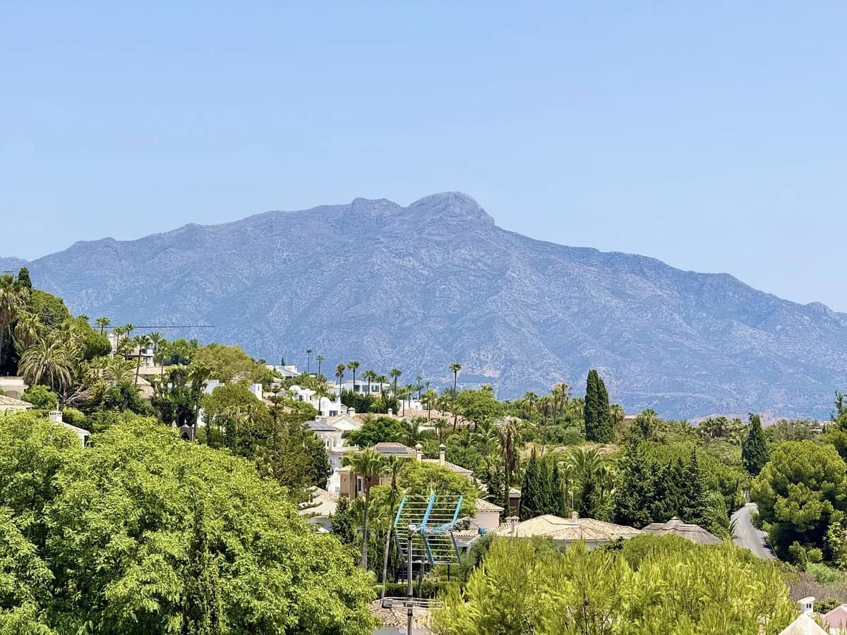 1 Bedroom Top Floor Apartment for Sale in Benahavís, Málaga - Image 2