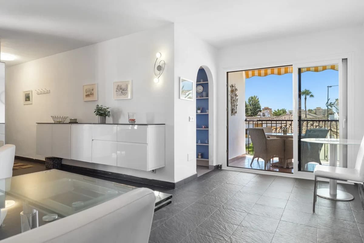 2 Bedroom Middle Floor Apartment for Sale in Fuengirola, Málaga - Image 2