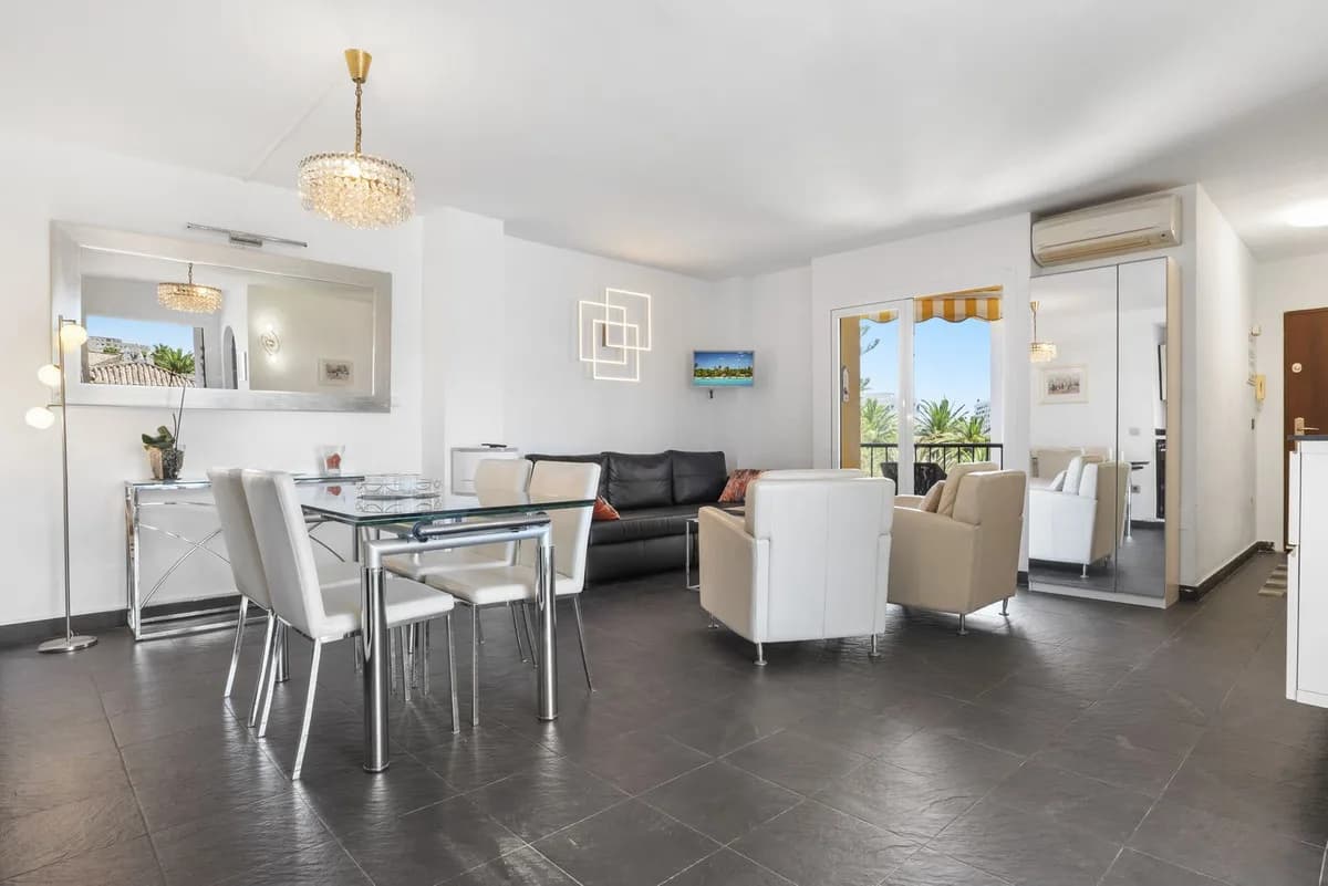 2 Bedroom Middle Floor Apartment for Sale in Fuengirola, Málaga - Image 3
