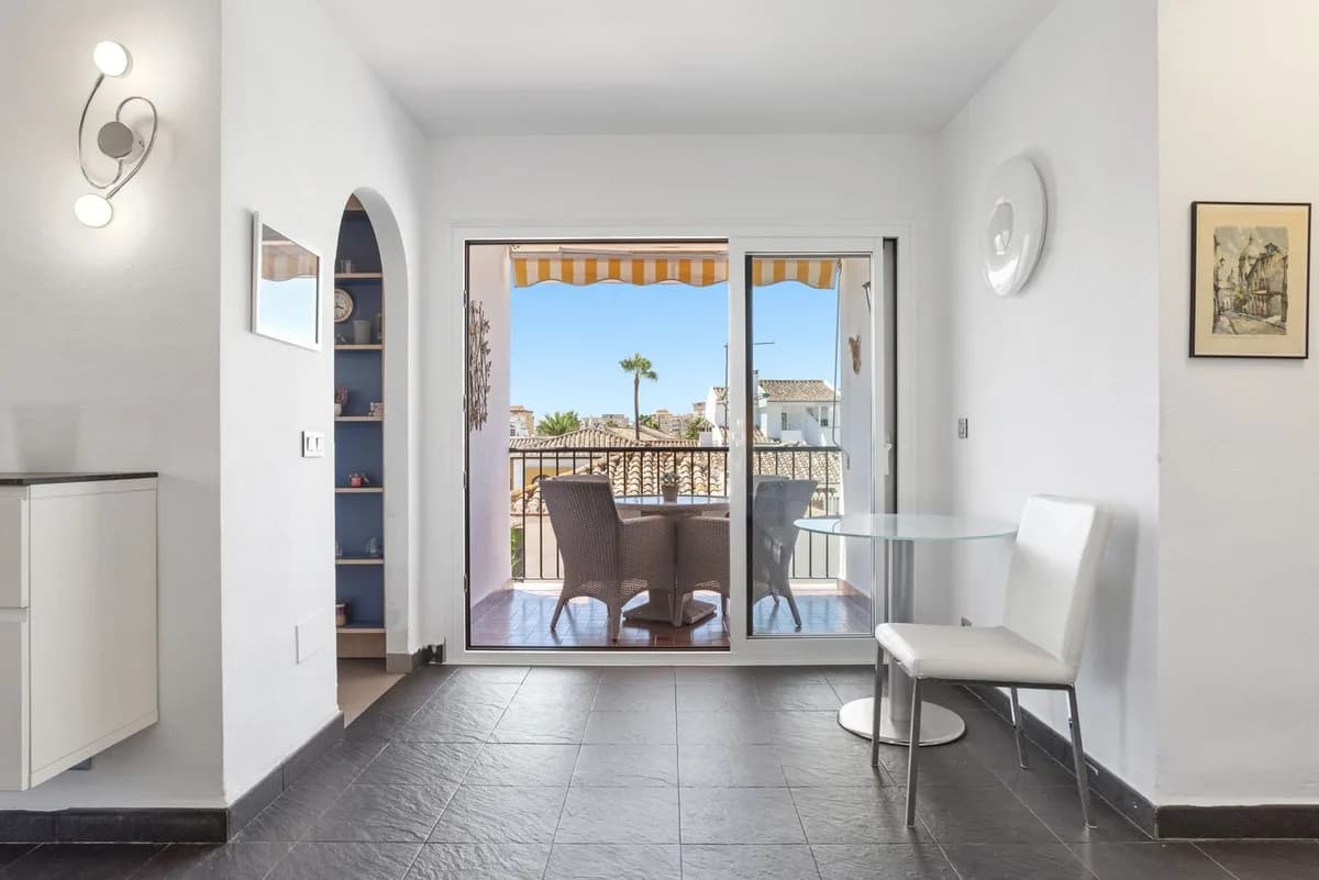 2 Bedroom Middle Floor Apartment for Sale in Fuengirola, Málaga - Image 6