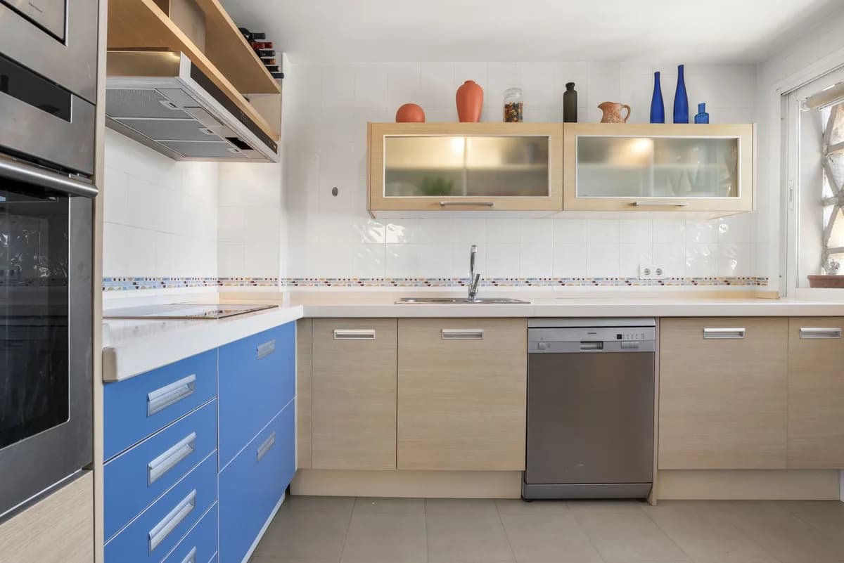 2 Bedroom Middle Floor Apartment for Sale in Fuengirola, Málaga - Image 7
