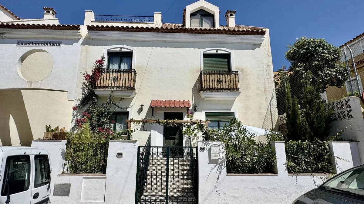 4 Bedroom Semi-Detached House for Sale in Arroyo de la Miel, Málaga - Image 3