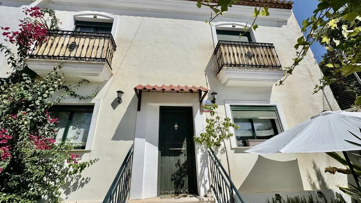 4 Bedroom Semi-Detached House for Sale in Arroyo de la Miel, Málaga - Image 4