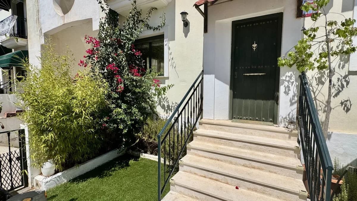 4 Bedroom Semi-Detached House for Sale in Arroyo de la Miel, Málaga - Image 7