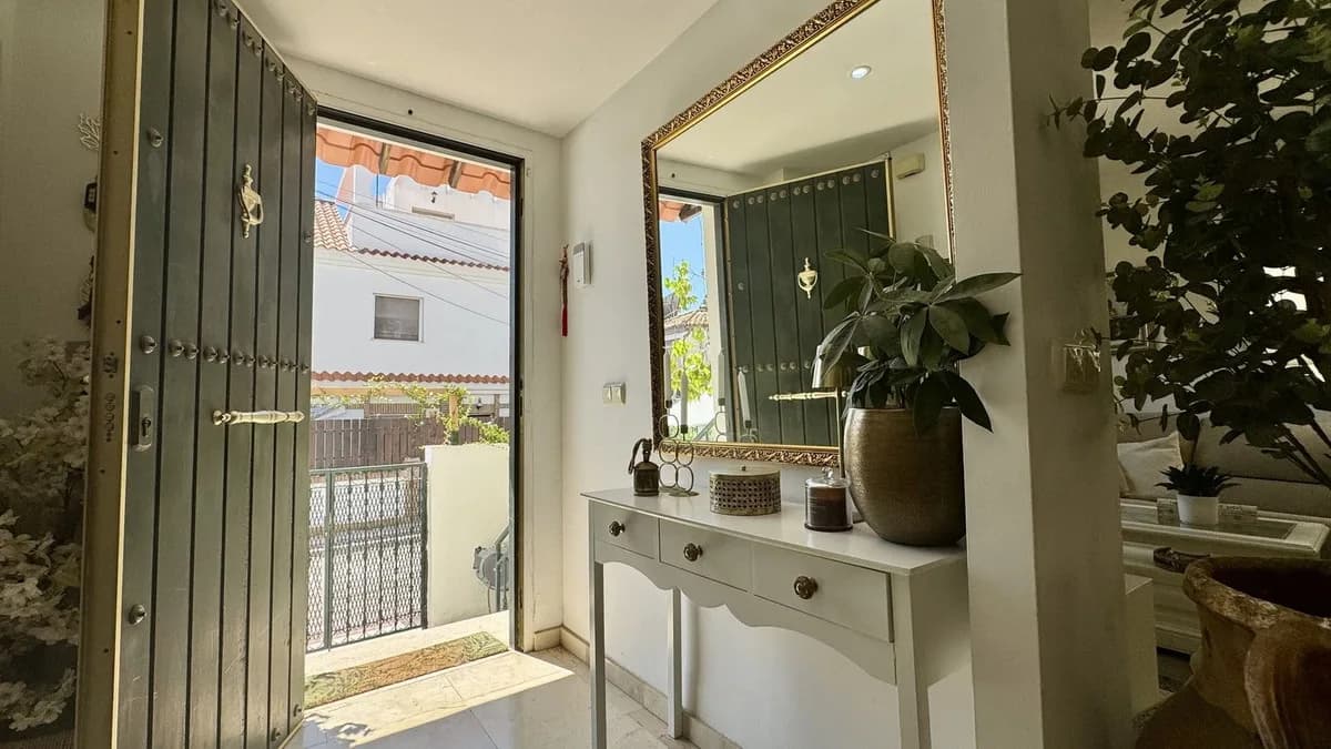 4 Bedroom Semi-Detached House for Sale in Arroyo de la Miel, Málaga - Image 8