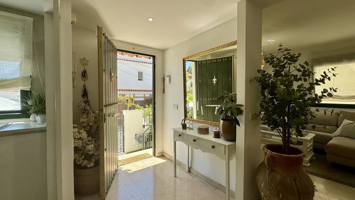 4 Bedroom Semi-Detached House for Sale in Arroyo de la Miel, Málaga - Image 9