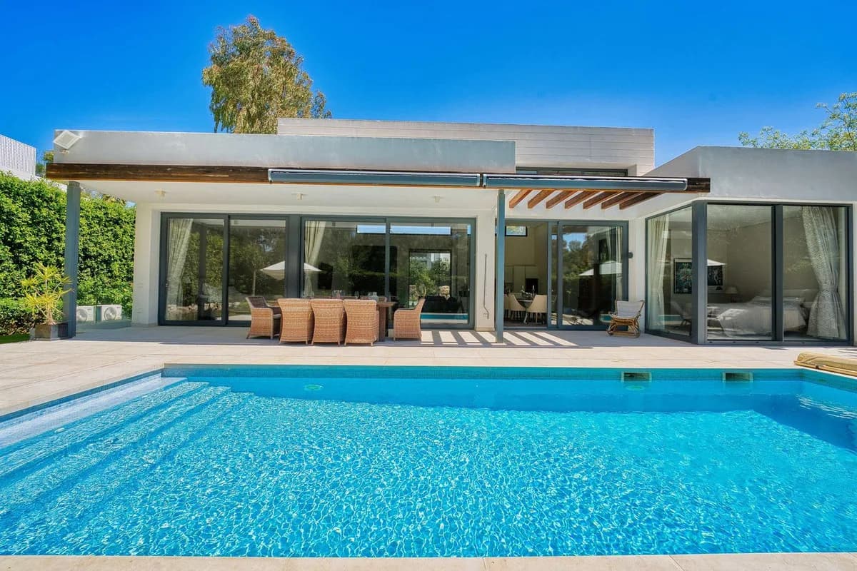 4 Bedroom Detached Villa for Sale in Estepona, Málaga - Image 3