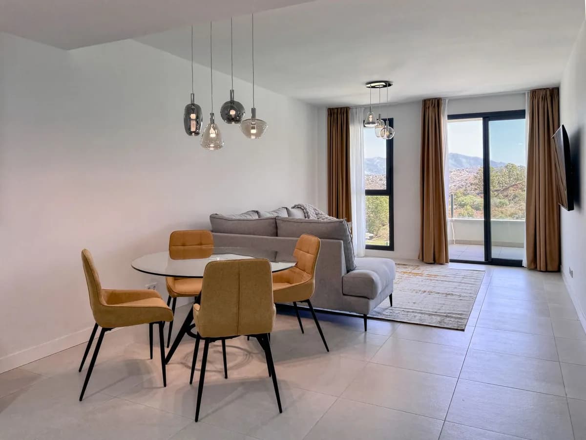 2 Bedroom Middle Floor Apartment for Sale in Calanova Golf, Málaga - Image 4
