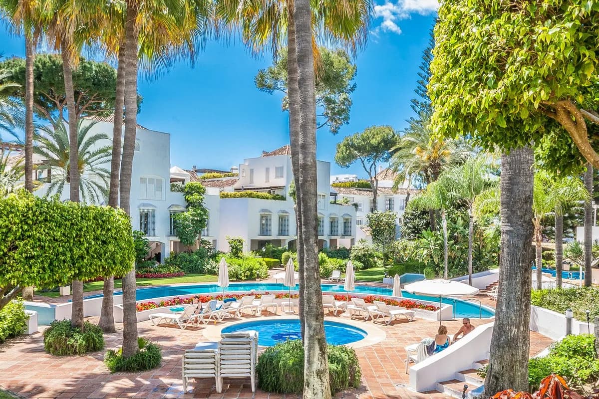 3 Bedroom Middle Floor Apartment for Sale in Elviria, Málaga