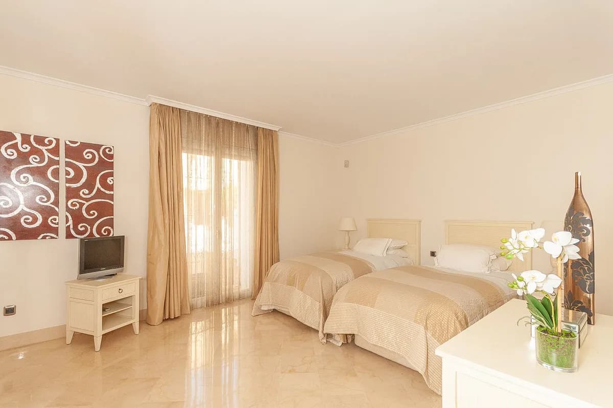 3 Bedroom Middle Floor Apartment for Sale in Elviria, Málaga - Image 8