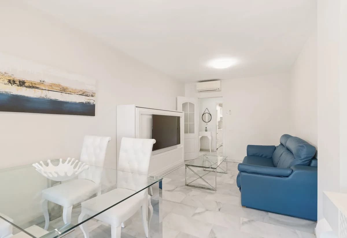2 Bedroom Middle Floor Apartment for Sale in Calahonda, Málaga - Image 3