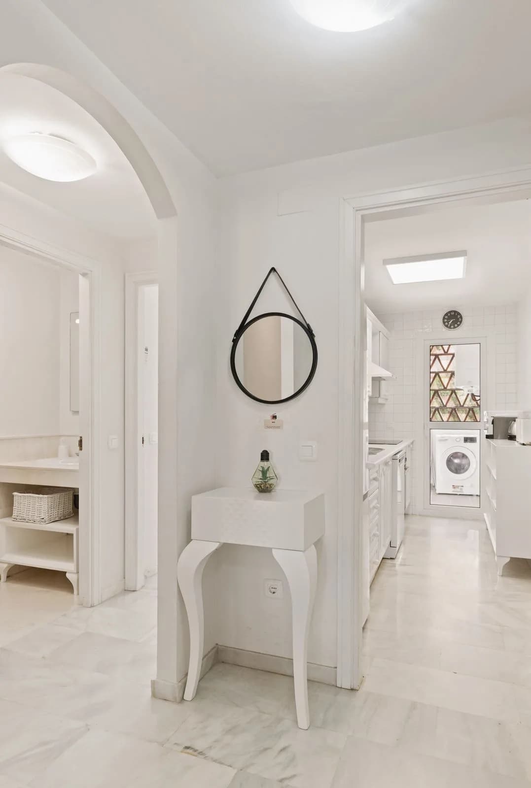 2 Bedroom Middle Floor Apartment for Sale in Calahonda, Málaga - Image 5