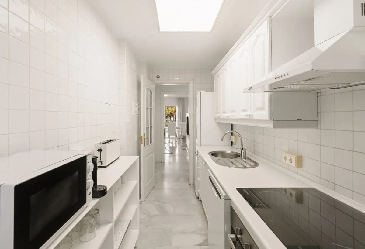 2 Bedroom Middle Floor Apartment for Sale in Calahonda, Málaga - Image 6