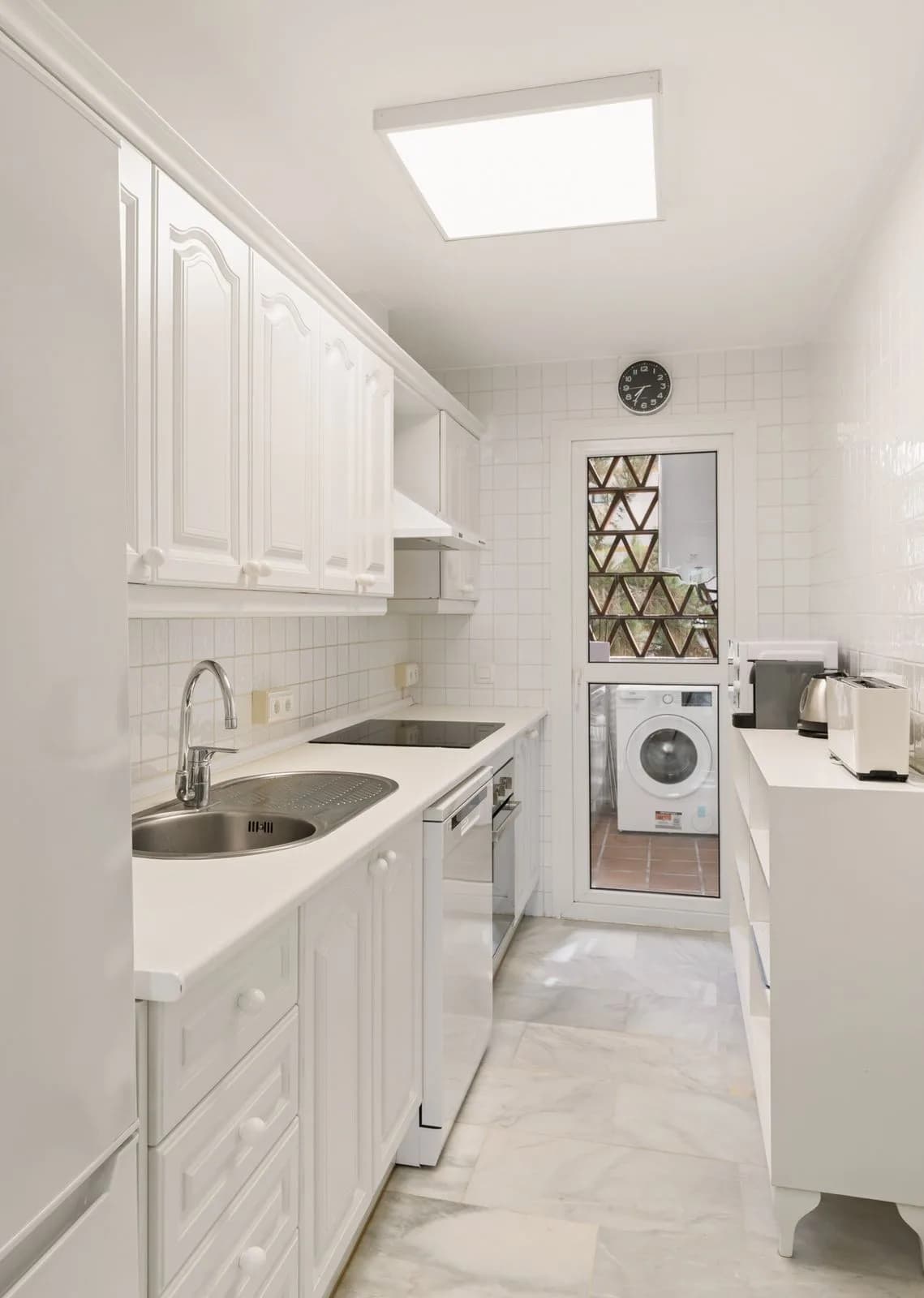 2 Bedroom Middle Floor Apartment for Sale in Calahonda, Málaga - Image 7