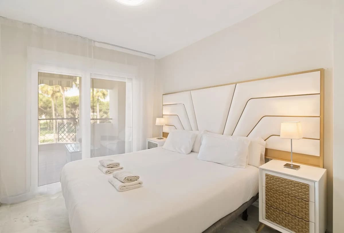 2 Bedroom Middle Floor Apartment for Sale in Calahonda, Málaga - Image 8