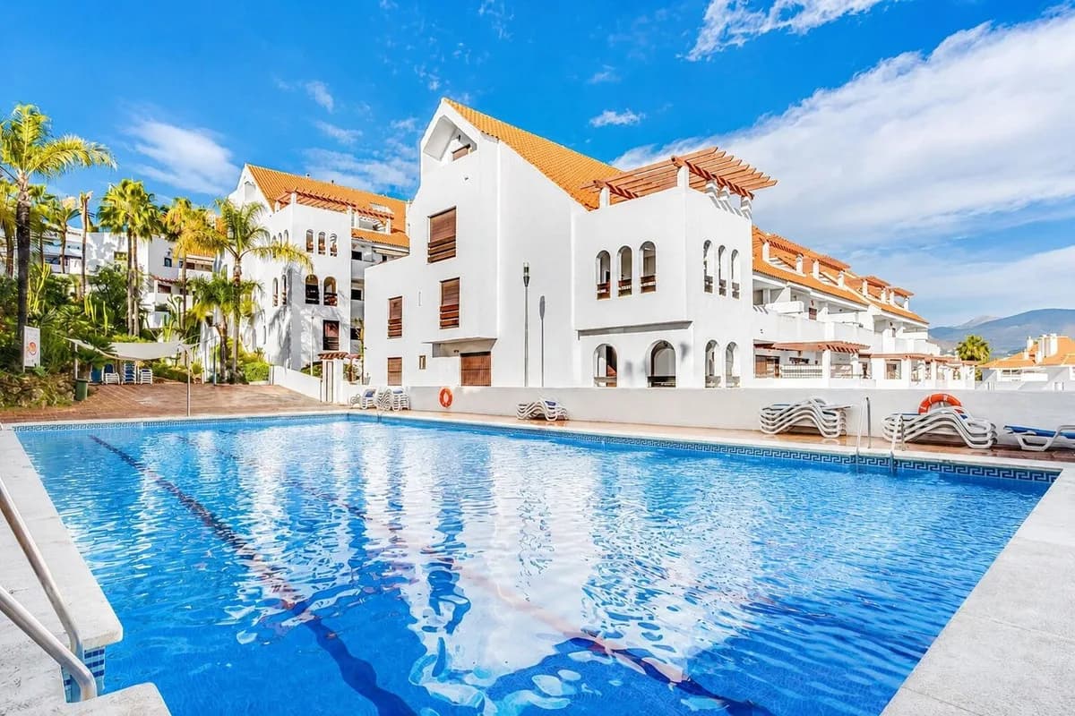 3 Bedroom Middle Floor Apartment for Sale in Nueva Andalucía, Málaga