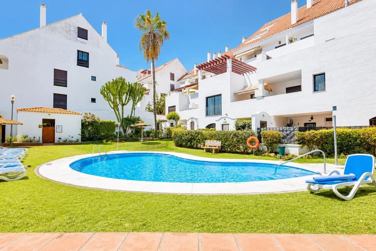 3 Bedroom Middle Floor Apartment for Sale in Nueva Andalucía, Málaga - Image 2