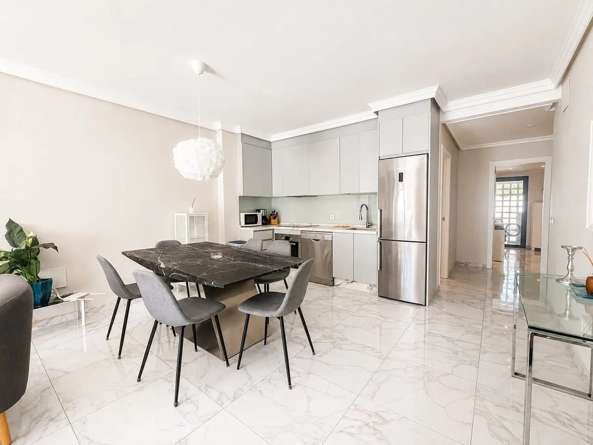 3 Bedroom Middle Floor Apartment for Sale in Nueva Andalucía, Málaga - Image 3