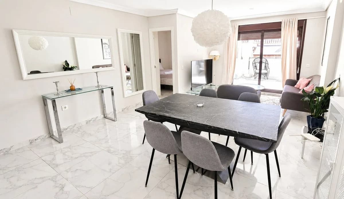 3 Bedroom Middle Floor Apartment for Sale in Nueva Andalucía, Málaga - Image 4