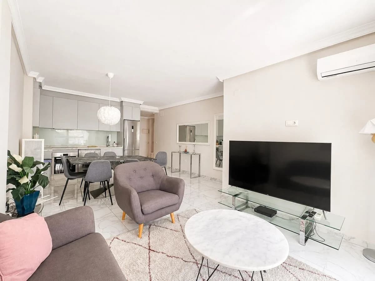 3 Bedroom Middle Floor Apartment for Sale in Nueva Andalucía, Málaga - Image 5