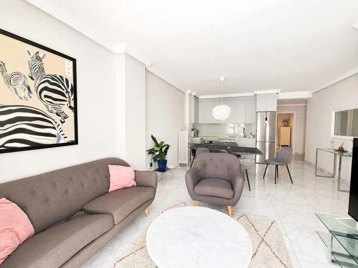 3 Bedroom Middle Floor Apartment for Sale in Nueva Andalucía, Málaga - Image 6