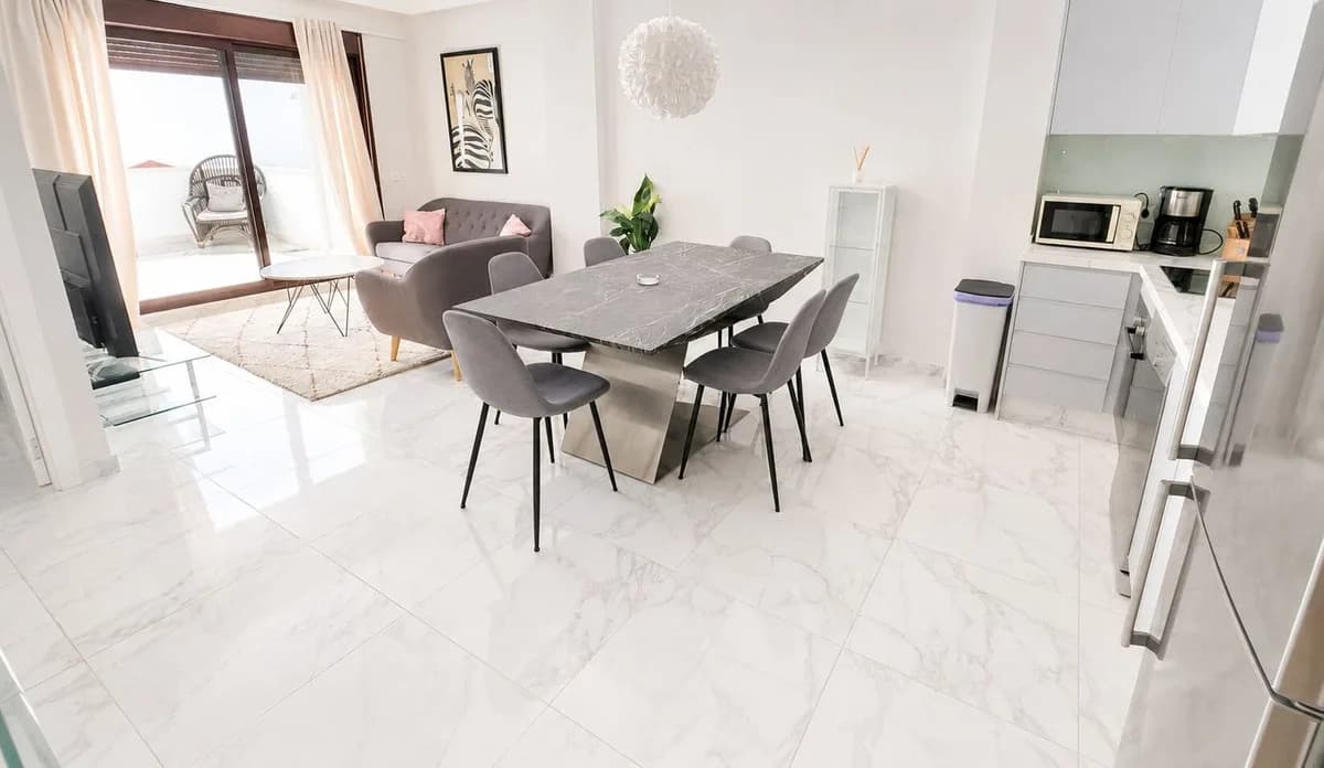 3 Bedroom Middle Floor Apartment for Sale in Nueva Andalucía, Málaga - Image 7