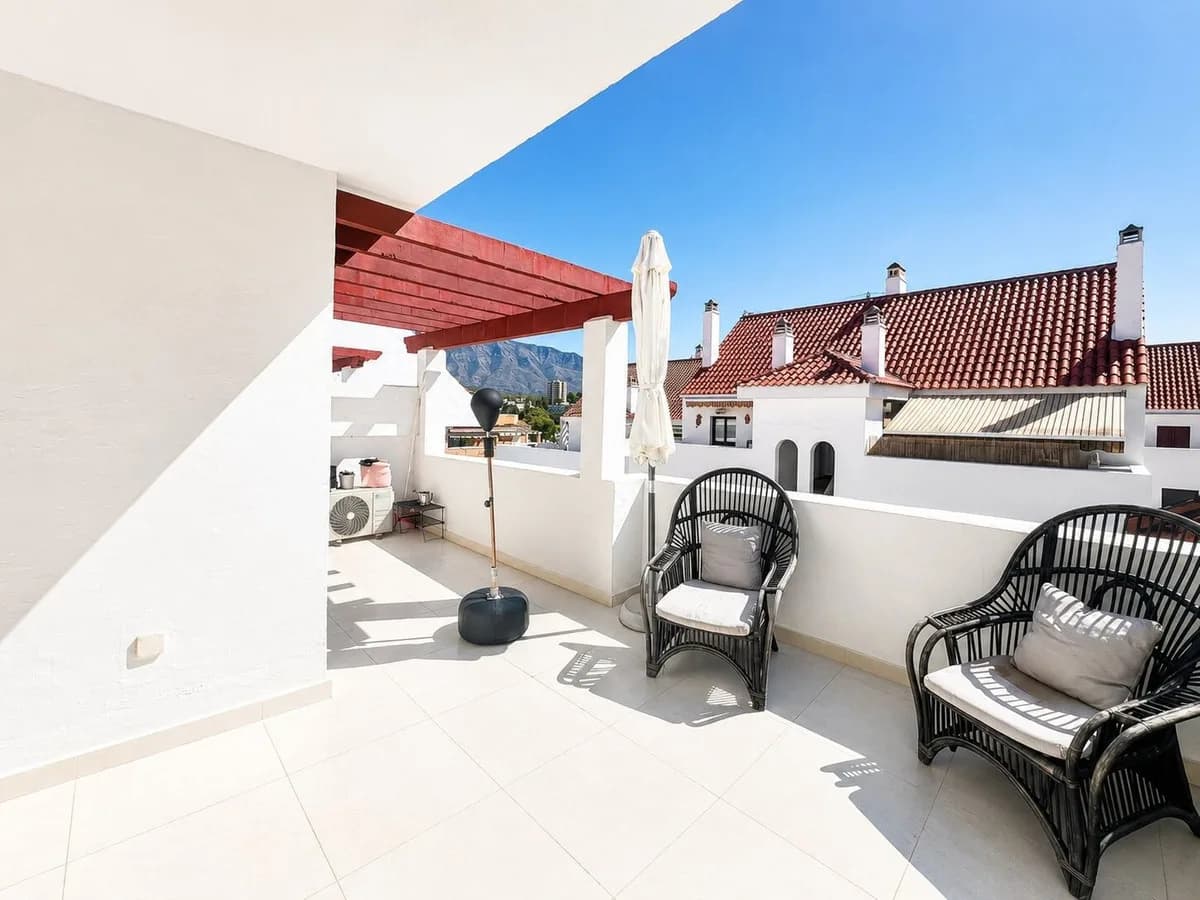 3 Bedroom Middle Floor Apartment for Sale in Nueva Andalucía, Málaga - Image 8