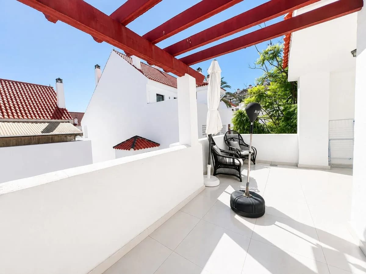 3 Bedroom Middle Floor Apartment for Sale in Nueva Andalucía, Málaga - Image 9