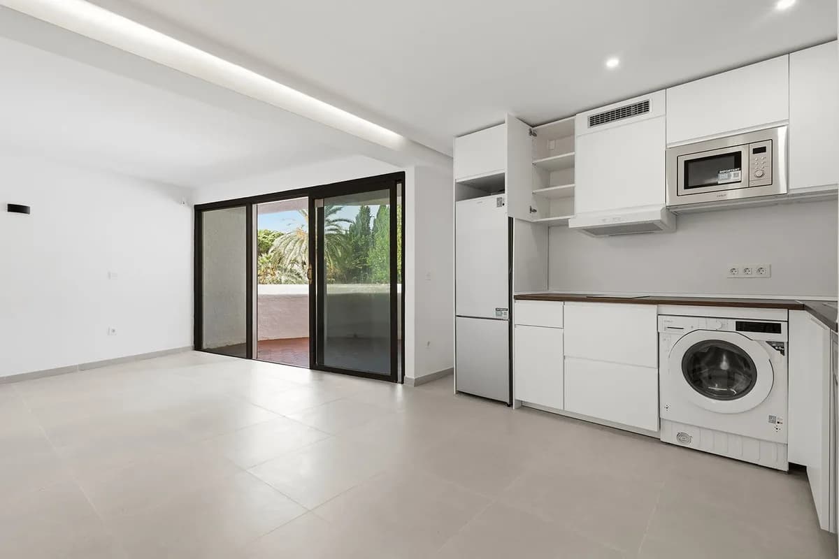 1 Bedroom Middle Floor Apartment for Sale in Marbella, Málaga - Image 4