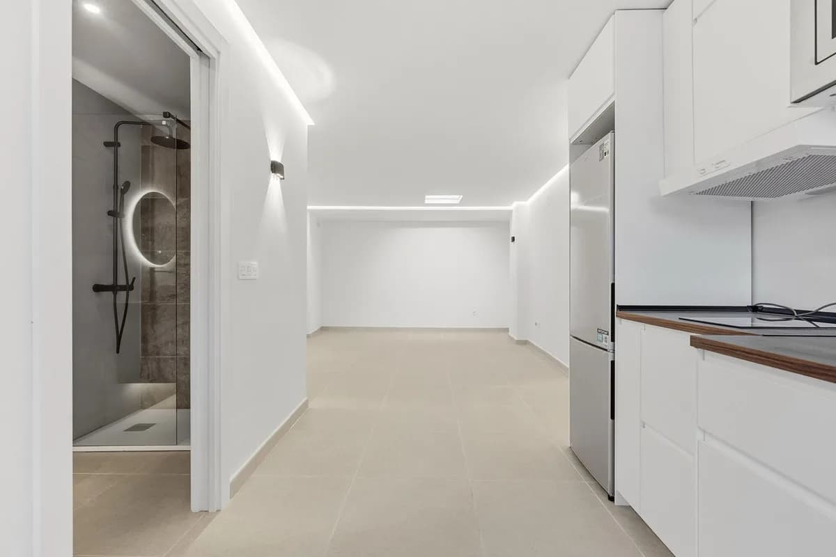 1 Bedroom Middle Floor Apartment for Sale in Marbella, Málaga - Image 5
