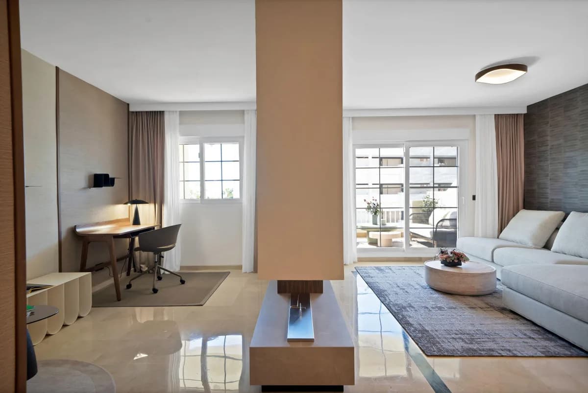 2 Bedroom Middle Floor Apartment for Sale in Marbella, Málaga - Image 3