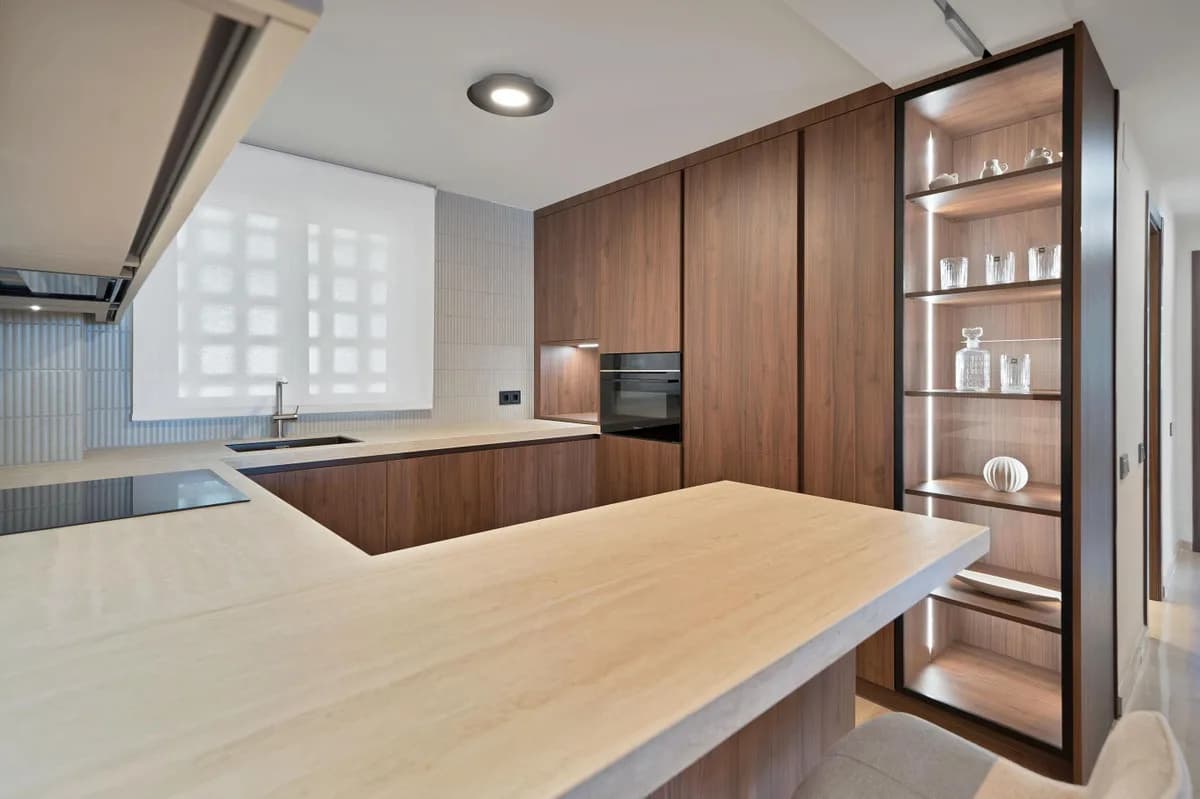 2 Bedroom Middle Floor Apartment for Sale in Marbella, Málaga - Image 9