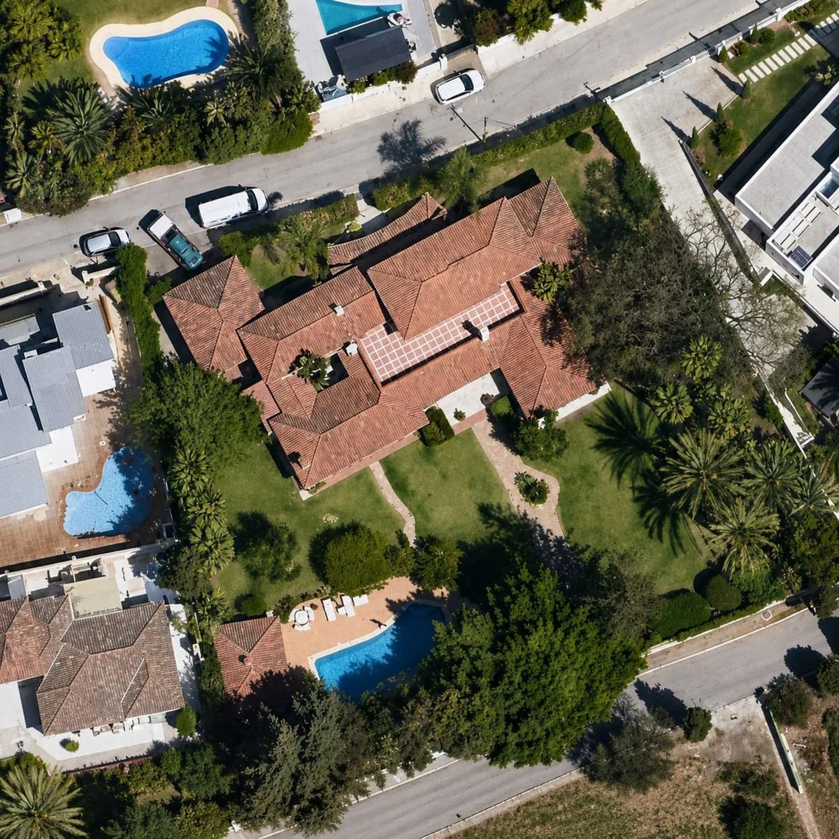 6 Bedroom Detached Villa for Sale in El Paraiso, Málaga