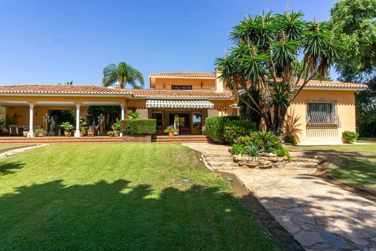 6 Bedroom Detached Villa for Sale in El Paraiso, Málaga - Image 3